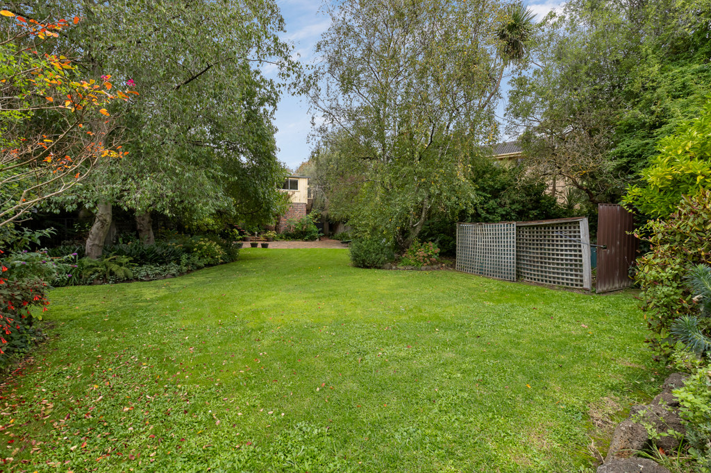 Family Classic Homeb Amongst Vast Gardens on 1248sqm