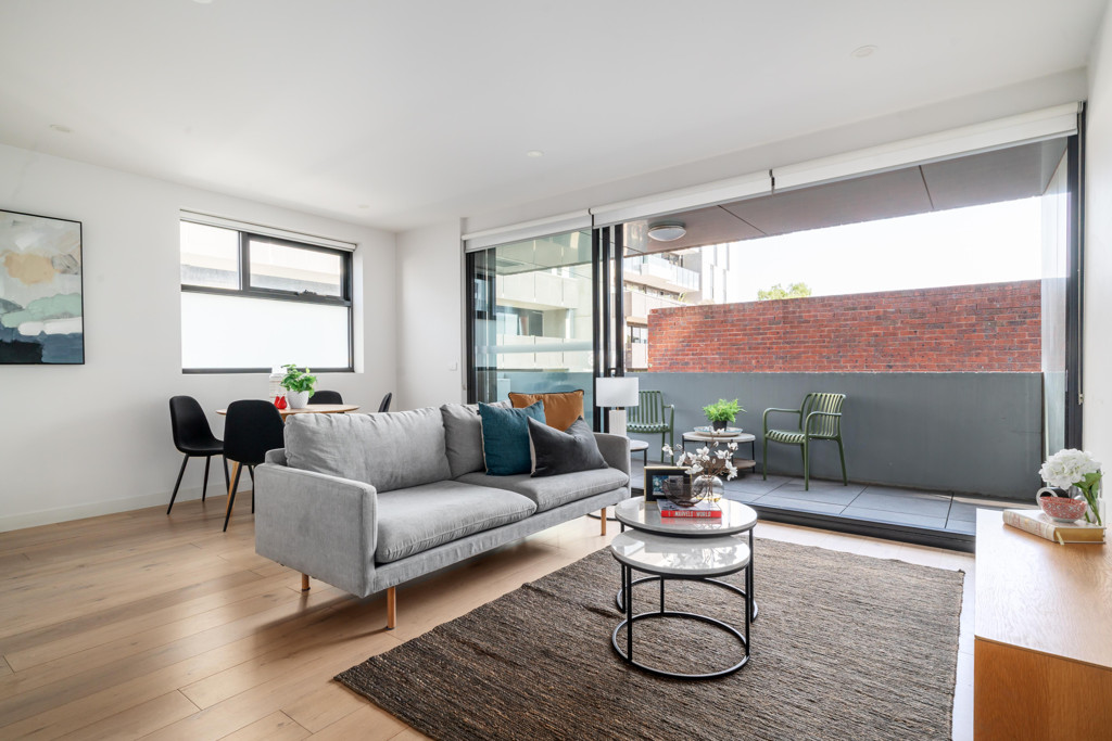 Stylish Inner City Living in Light and Bright Surronds