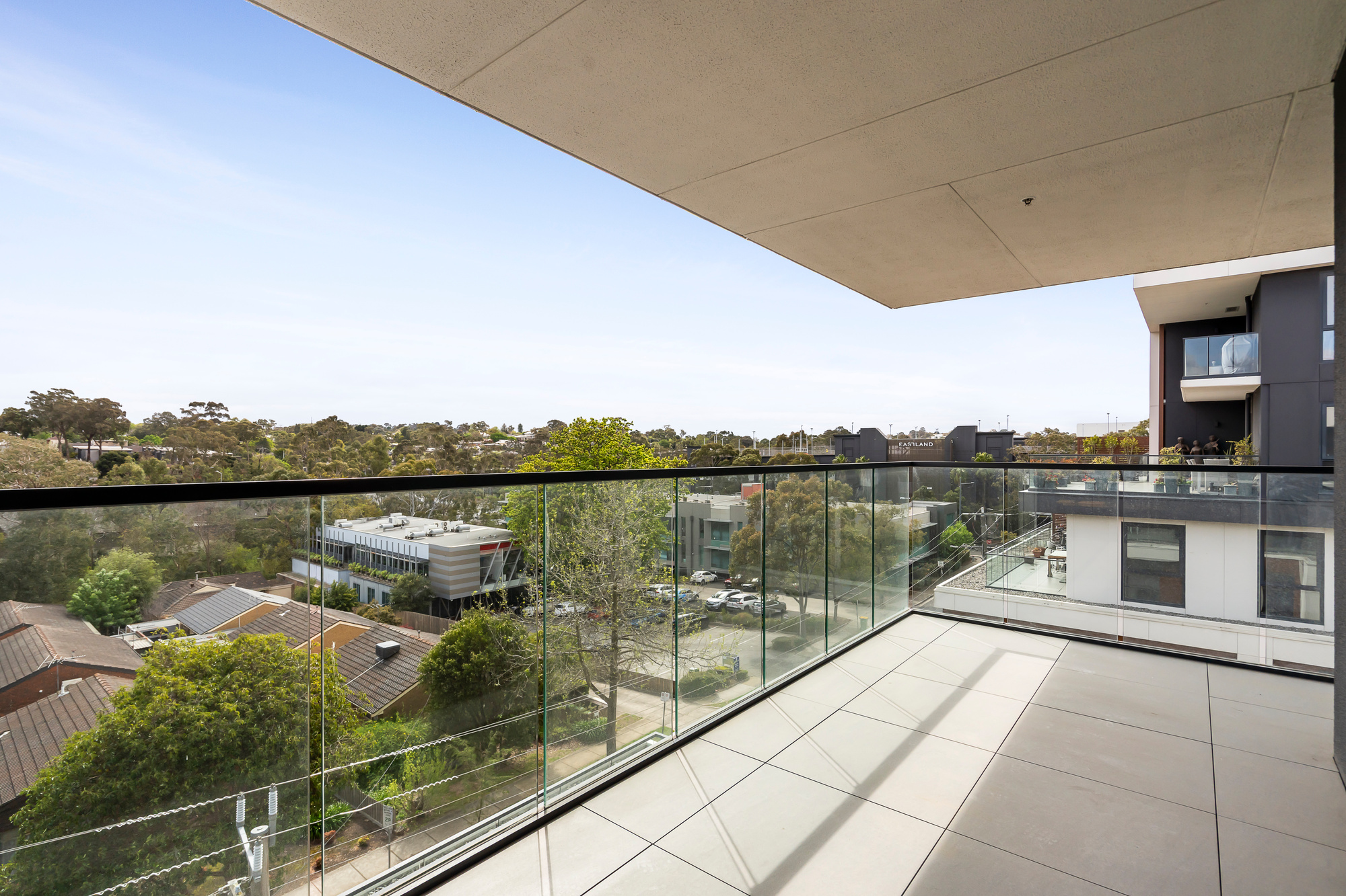 Tree-top Views & Supreme Convenience