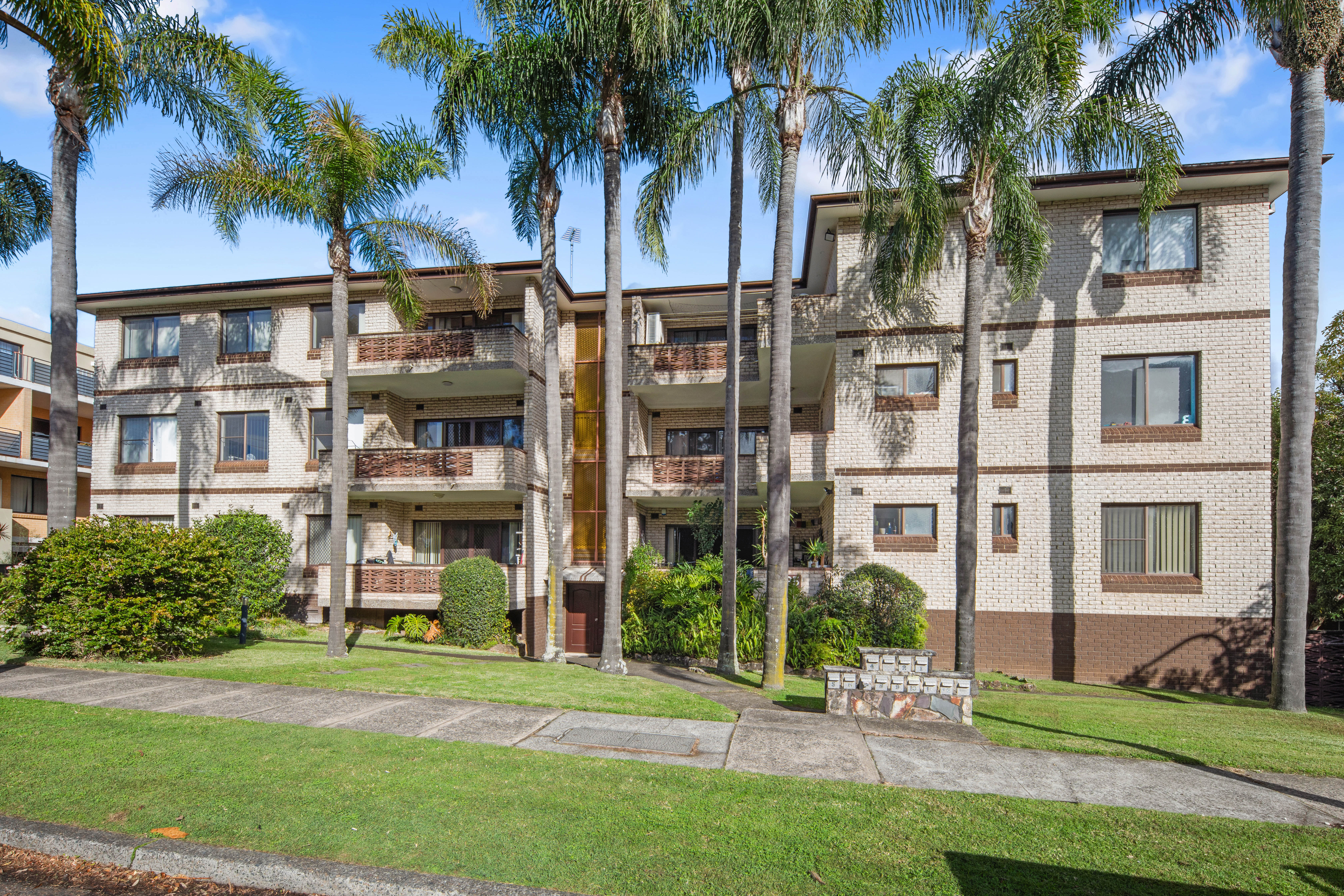 Hurstville 2房 Hurstville黄金地段 两卧宽敞格局 西北向阳光阳台 原始状态待塑 大型锁车库 安全便捷生活 Renovators Dream with Stunning District Views