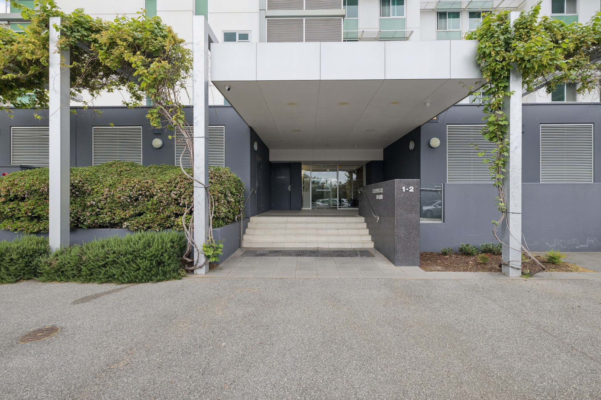 303/1-2 Tarni Court, New Port SA