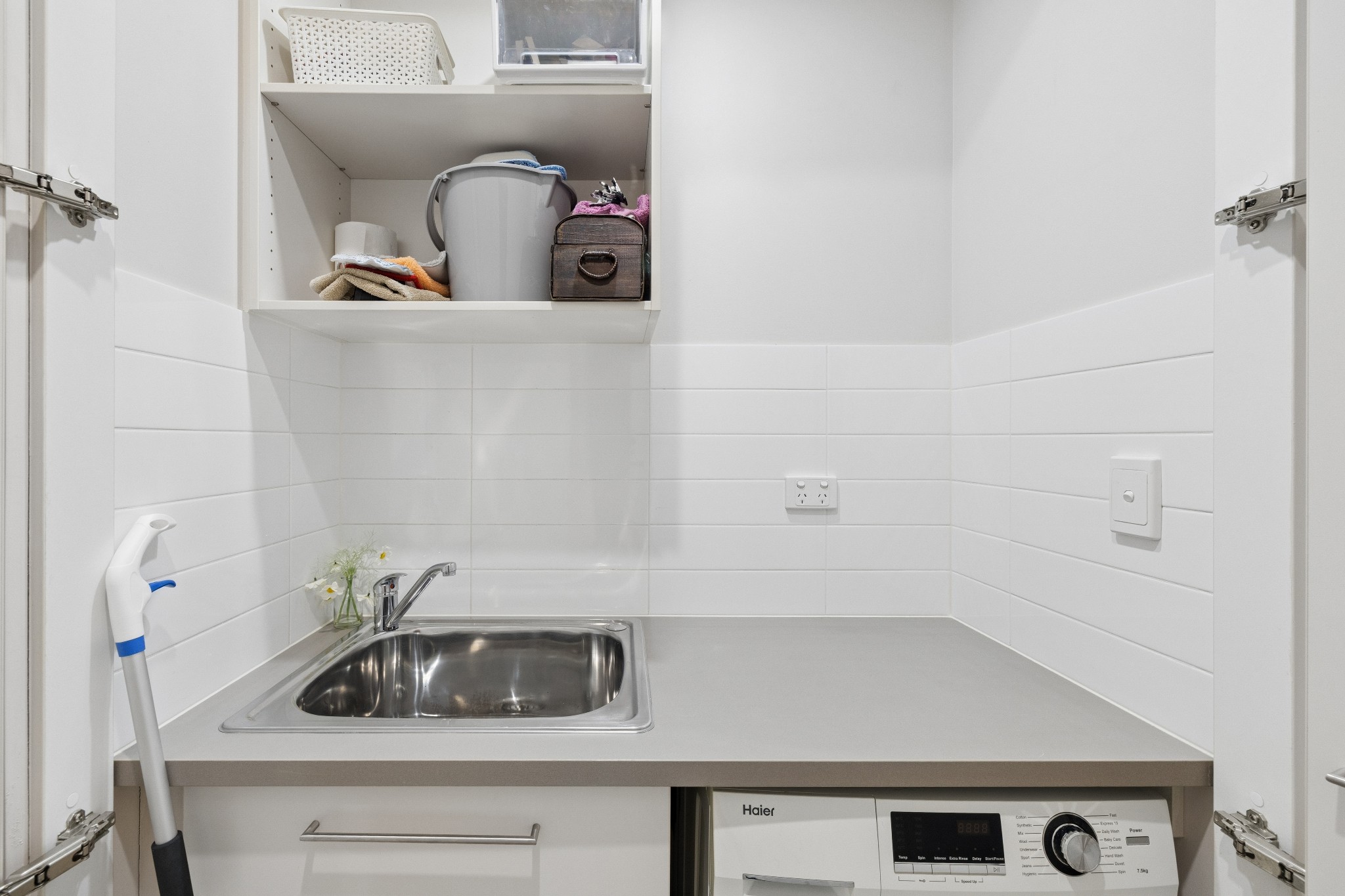 303/1-2 Tarni Court, New Port SA