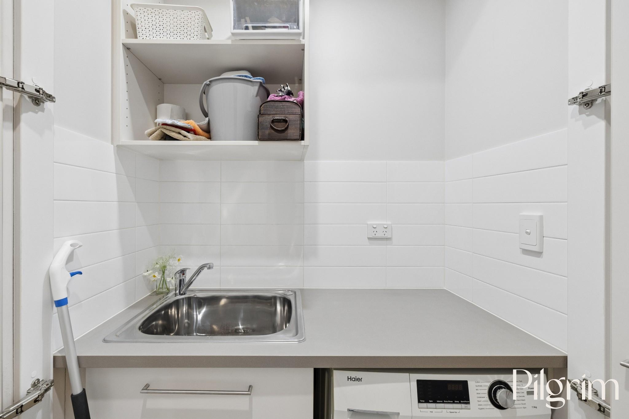 303/1-2 Tarni Court, New Port SA