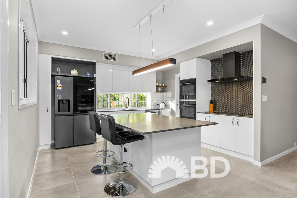 2 Palatial Crescent<br />NARANGBA 4504