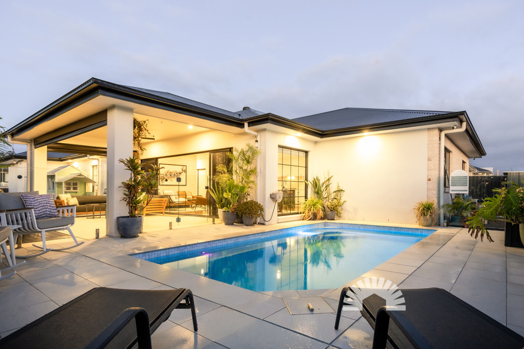 2 Stunning Crescent<br />NARANGBA 4504
