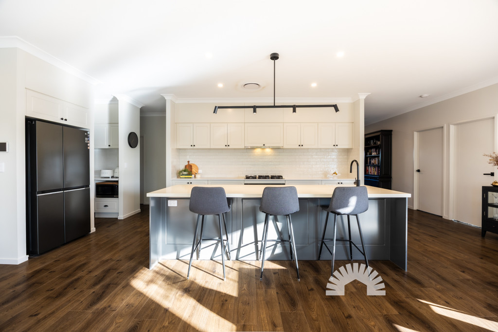 2 Stunning Crescent<br />NARANGBA 4504