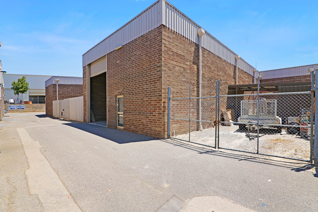 gallery image: 2/11 Anvil Way, Welshpool WA