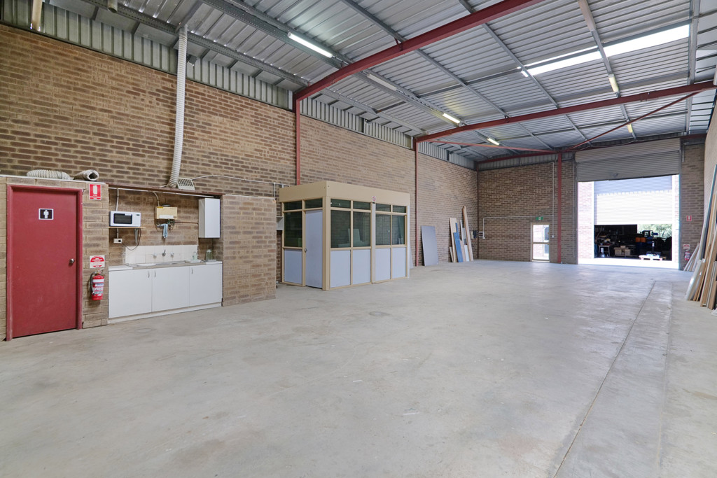 gallery image: 2/11 Anvil Way, Welshpool WA