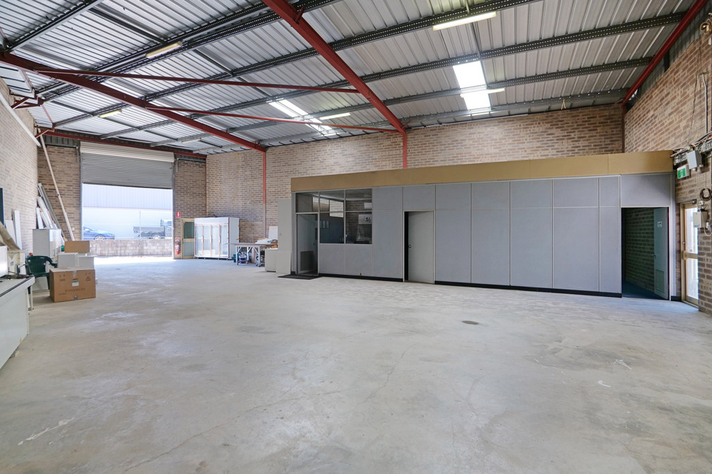 gallery image: 2/11 Anvil Way, Welshpool WA