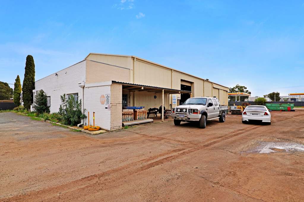 gallery image: 4 Lower Park Road, Maddington WA