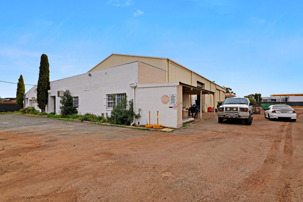 gallery image: 4 Lower Park Road, Maddington WA
