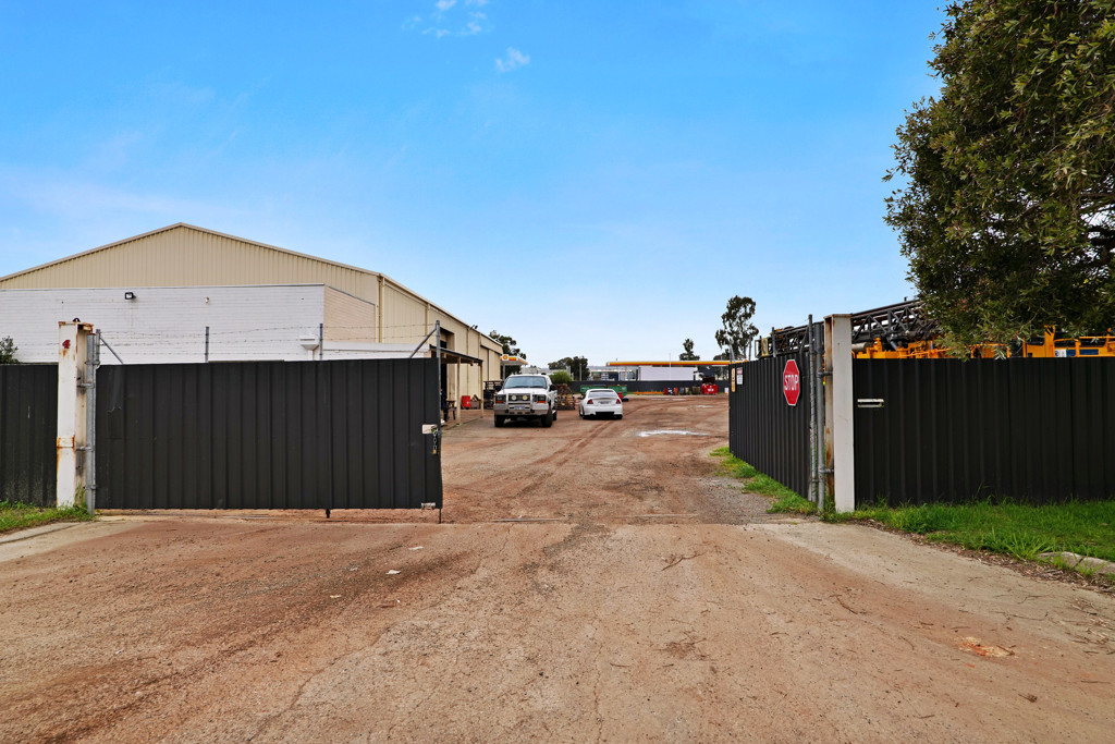 gallery image: 4 Lower Park Road, Maddington WA