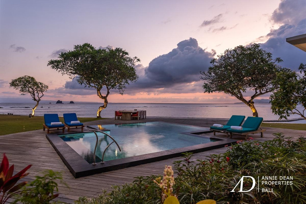 FREEHOLD | IDYLLIC BEACHFRONT VILLA IN CANDI DASA