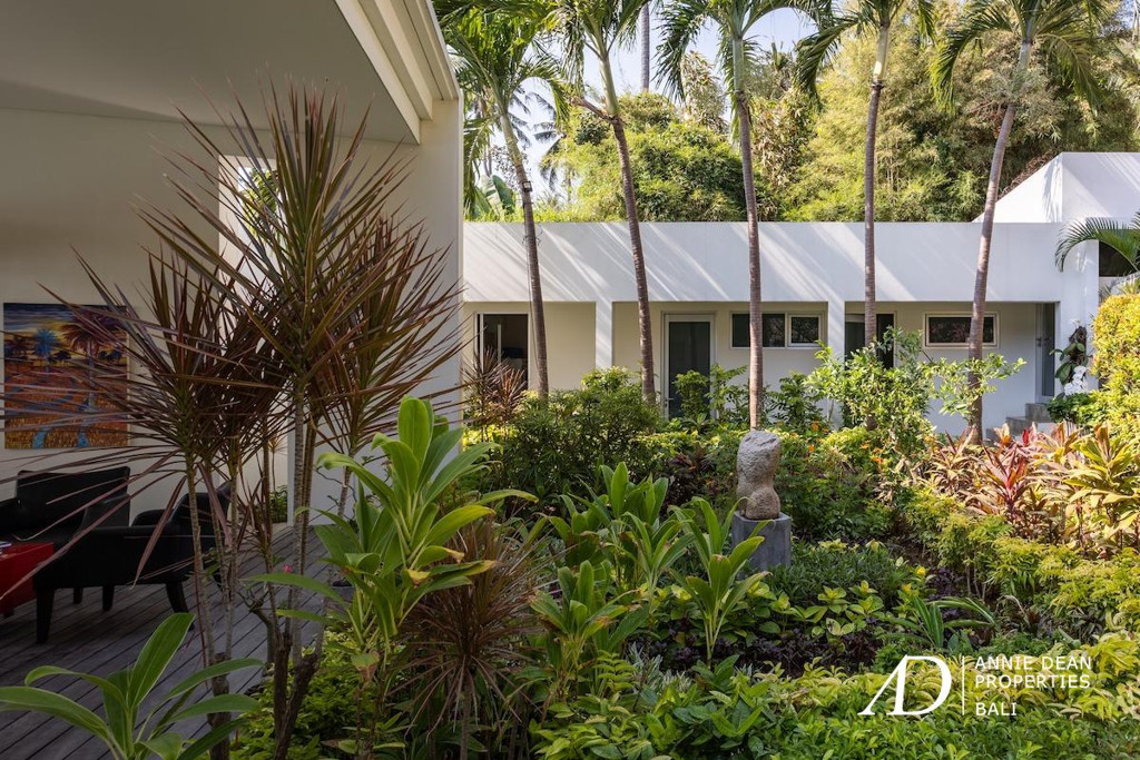 FREEHOLD | IDYLLIC BEACHFRONT VILLA IN CANDI DASA