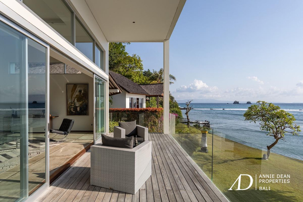 FREEHOLD | IDYLLIC BEACHFRONT VILLA IN CANDI DASA