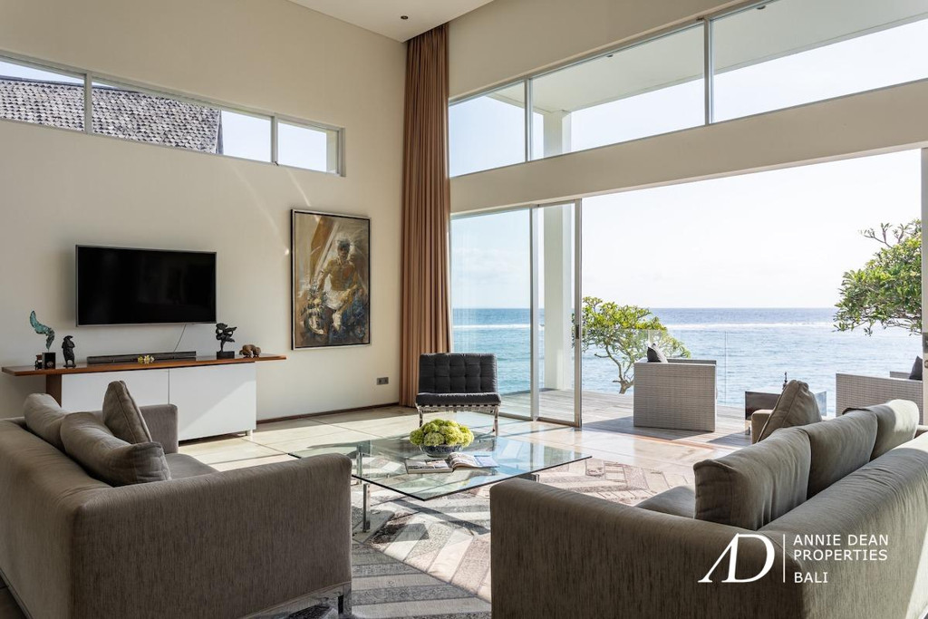 FREEHOLD | IDYLLIC BEACHFRONT VILLA IN CANDI DASA