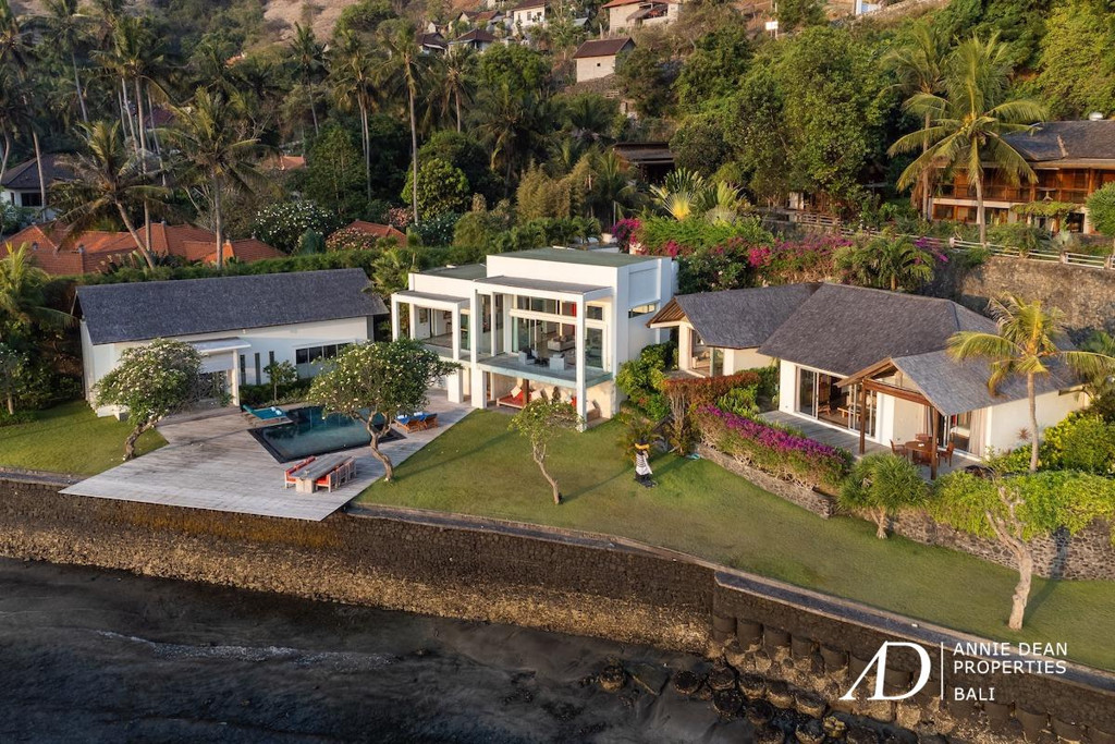 FREEHOLD | IDYLLIC BEACHFRONT VILLA IN CANDI DASA