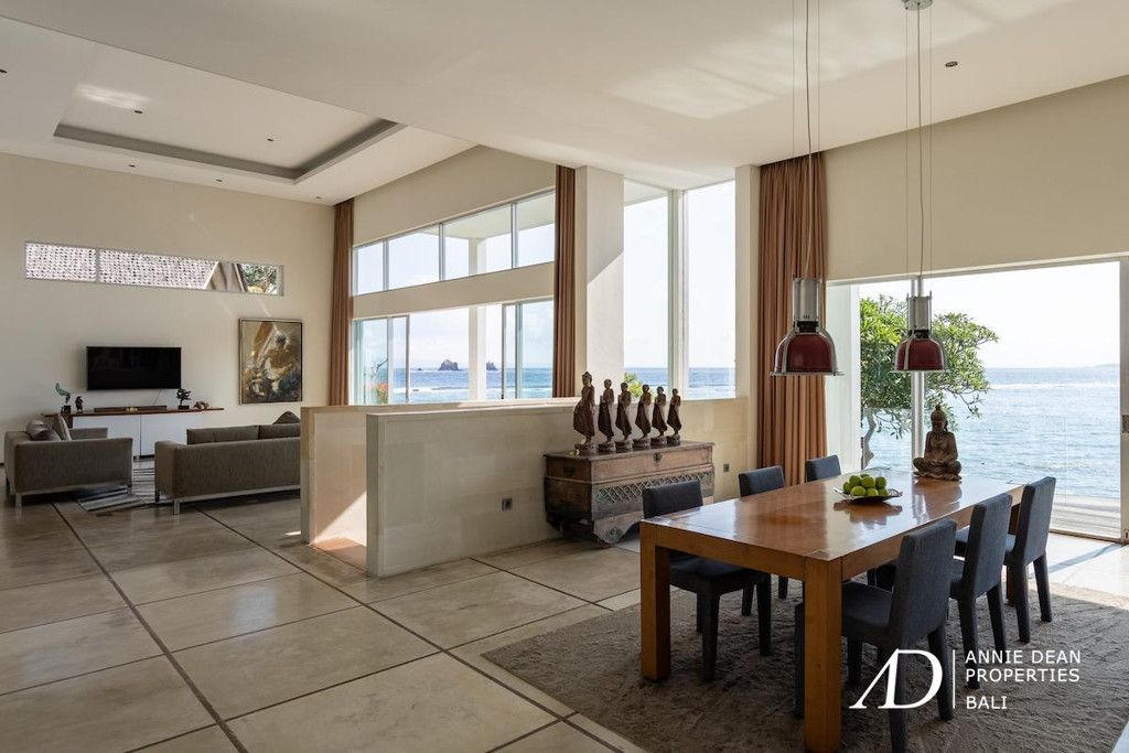 FREEHOLD | IDYLLIC BEACHFRONT VILLA IN CANDI DASA