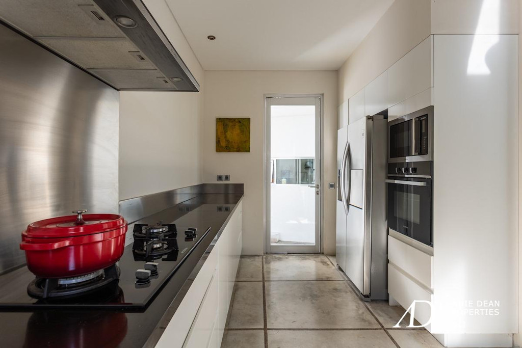 FREEHOLD | IDYLLIC BEACHFRONT VILLA IN CANDI DASA