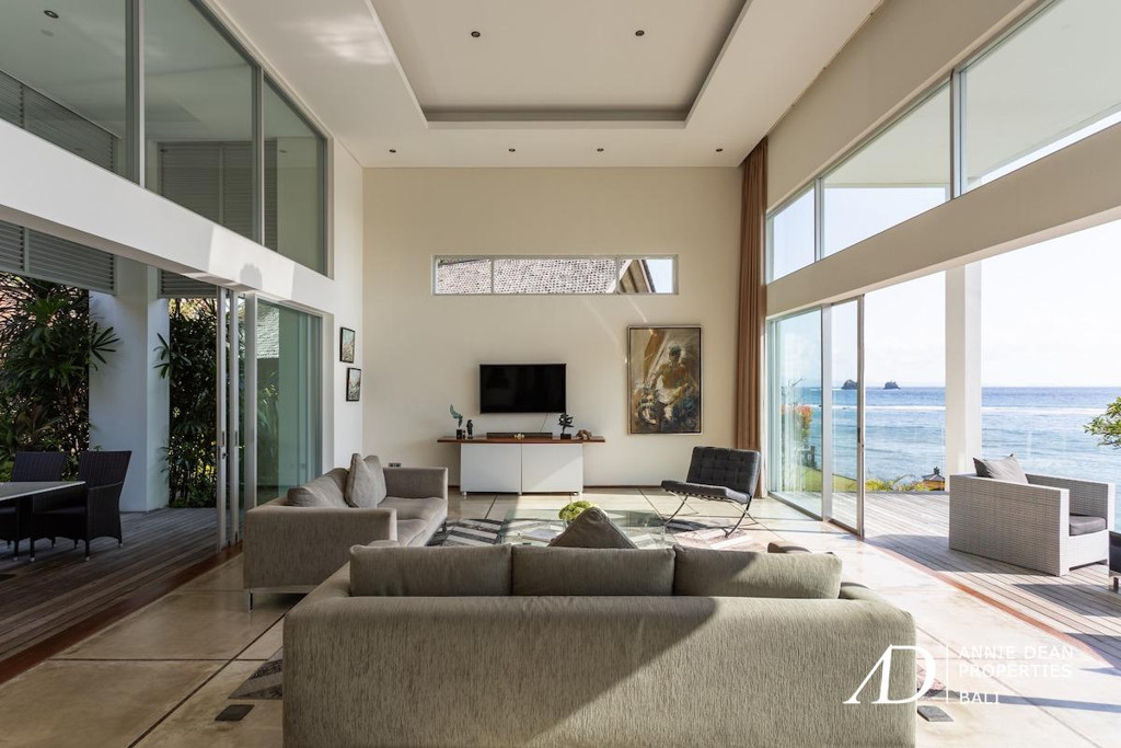 FREEHOLD | IDYLLIC BEACHFRONT VILLA IN CANDI DASA