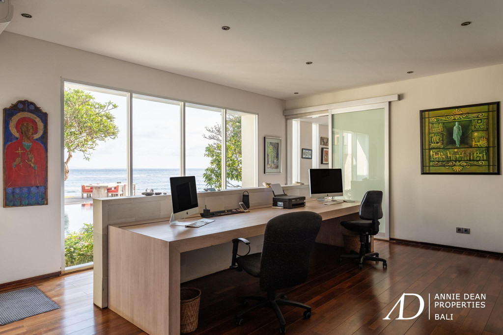 FREEHOLD | IDYLLIC BEACHFRONT VILLA IN CANDI DASA