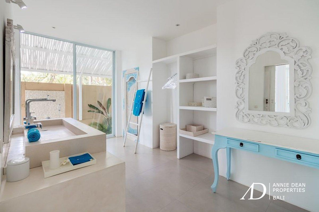 FREEHOLD 9-BEDROOM BEACHFRONT RESORT IN GILI LOMBOK