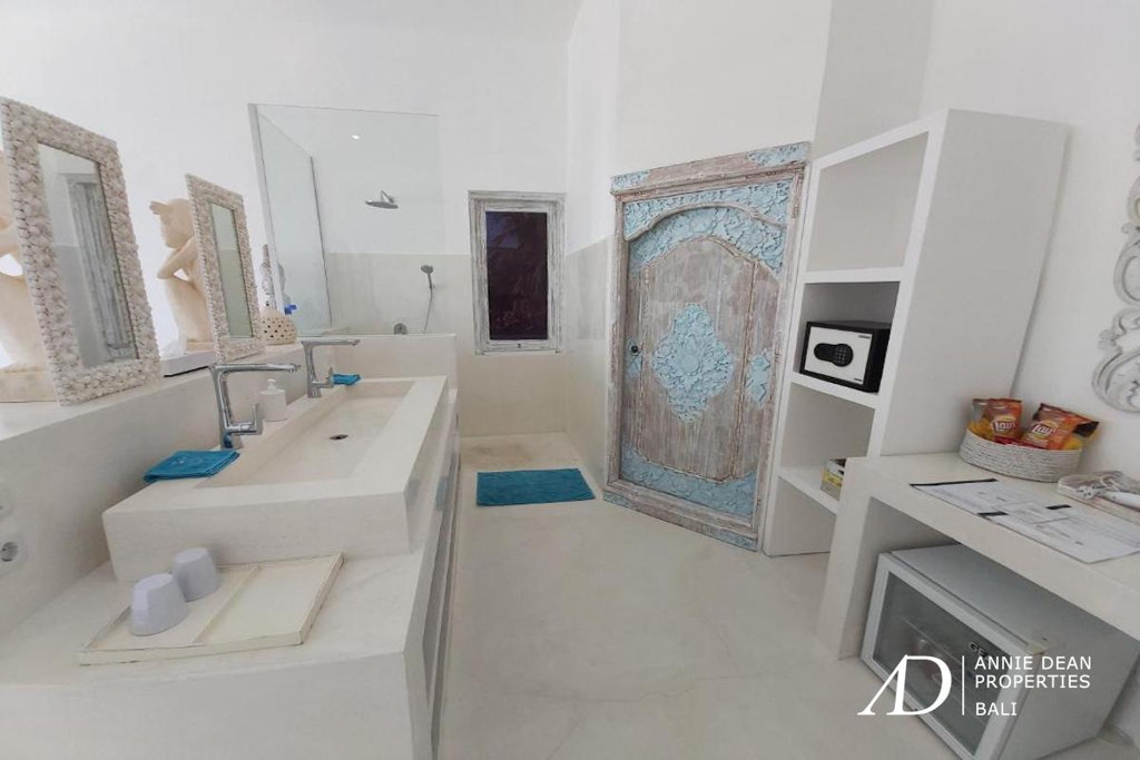 FREEHOLD 9-BEDROOM BEACHFRONT RESORT IN GILI LOMBOK