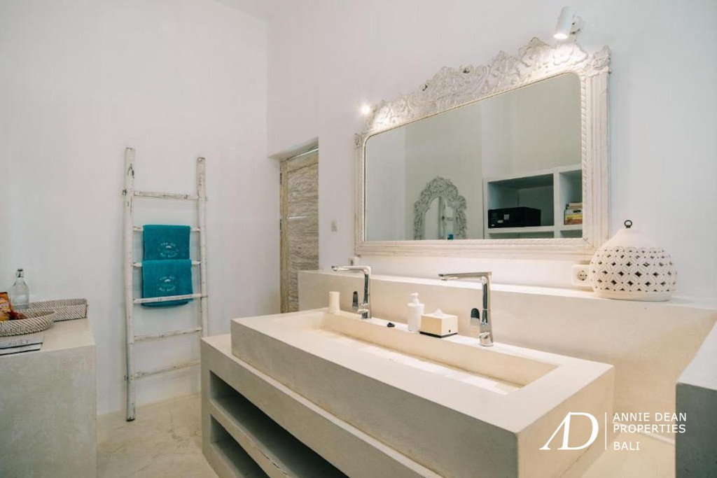 FREEHOLD 9-BEDROOM BEACHFRONT RESORT IN GILI LOMBOK