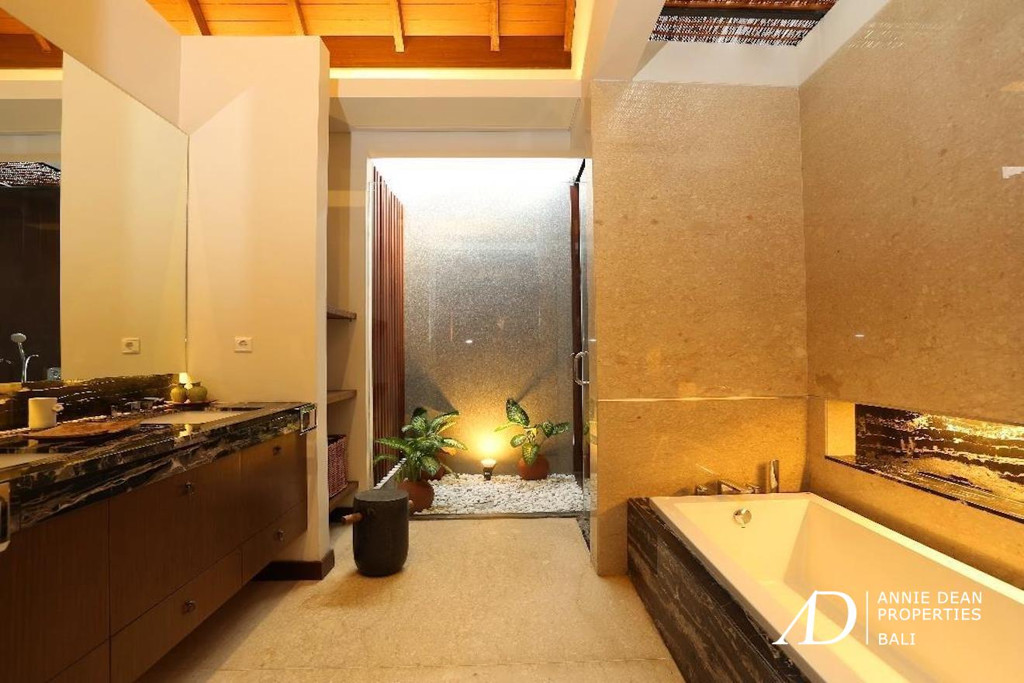 FREEHOLD RESIDENCE COMPLEX OF 5 PRIVATE VILLAS IN SEMINYAK