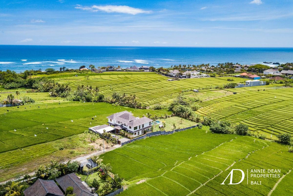 FREEHOLD STUNNING VILLA 400-METER FROM THE BEACH IN CEMAGI 