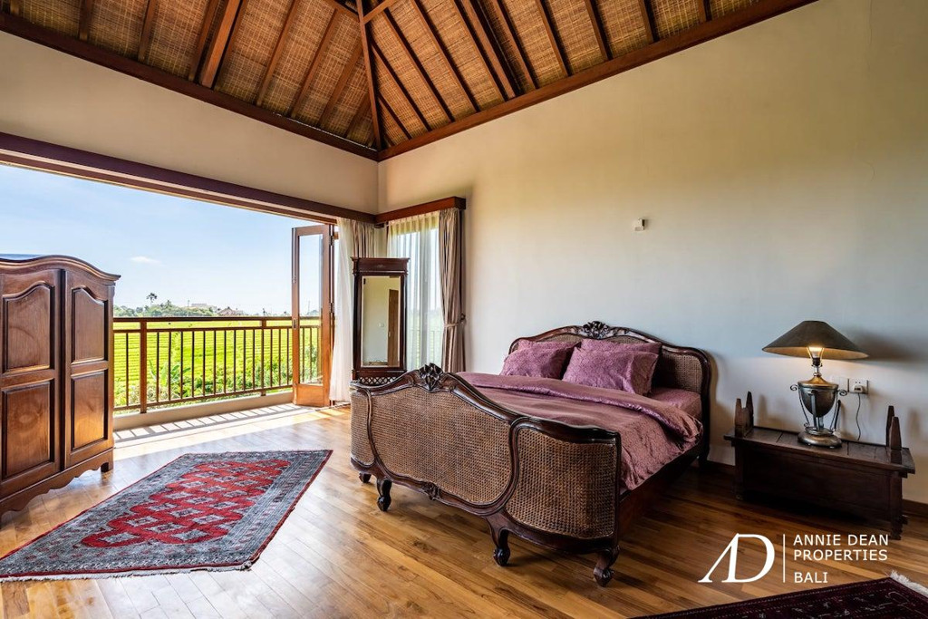 FREEHOLD STUNNING VILLA 400-METER FROM THE BEACH IN CEMAGI 