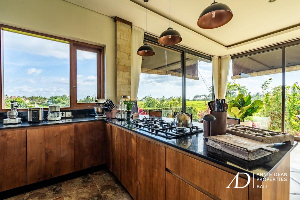 FREEHOLD STUNNING VILLA 400-METER FROM THE BEACH IN CEMAGI 