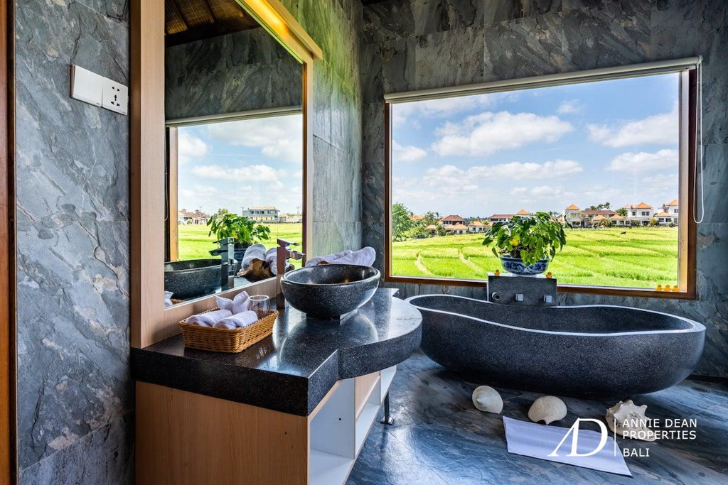 FREEHOLD STUNNING VILLA 400-METER FROM THE BEACH IN CEMAGI 