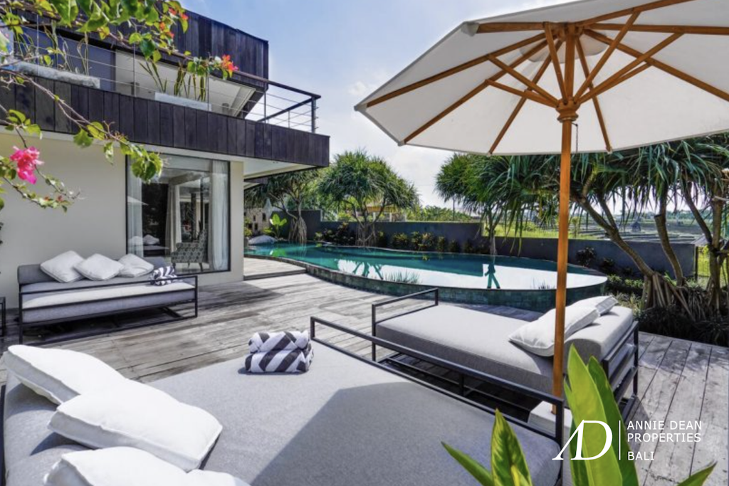 FREEHOLD LUXURY VILLA IN THE HEART OF BATU BOLONG