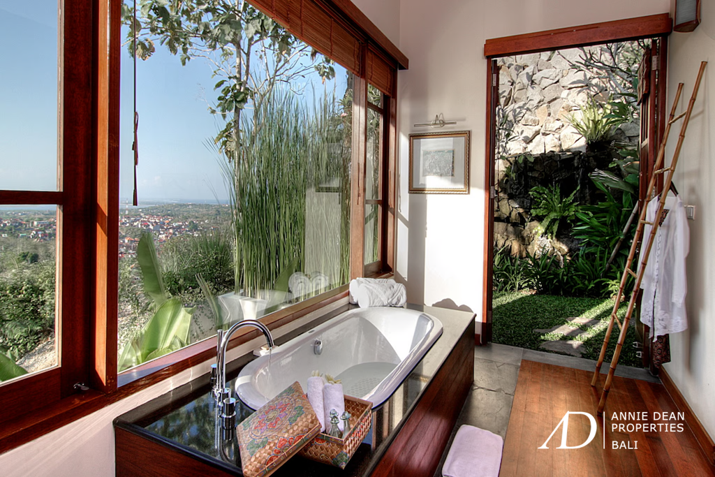 FREEHOLD | ICONIC LUXURY ESTATE WITH 180° OCEAN VIEWS - JIMBARAN