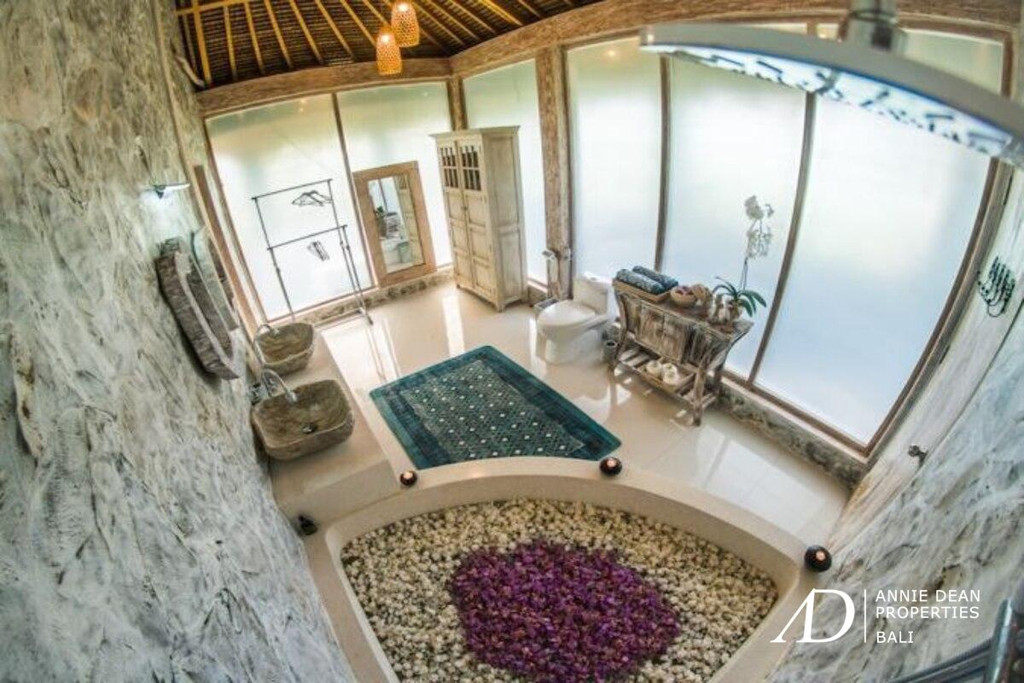 LEASEHOLD | OPEN-LIVING VILLA WITH PANORAMIC VIEWS NEAR UBUD