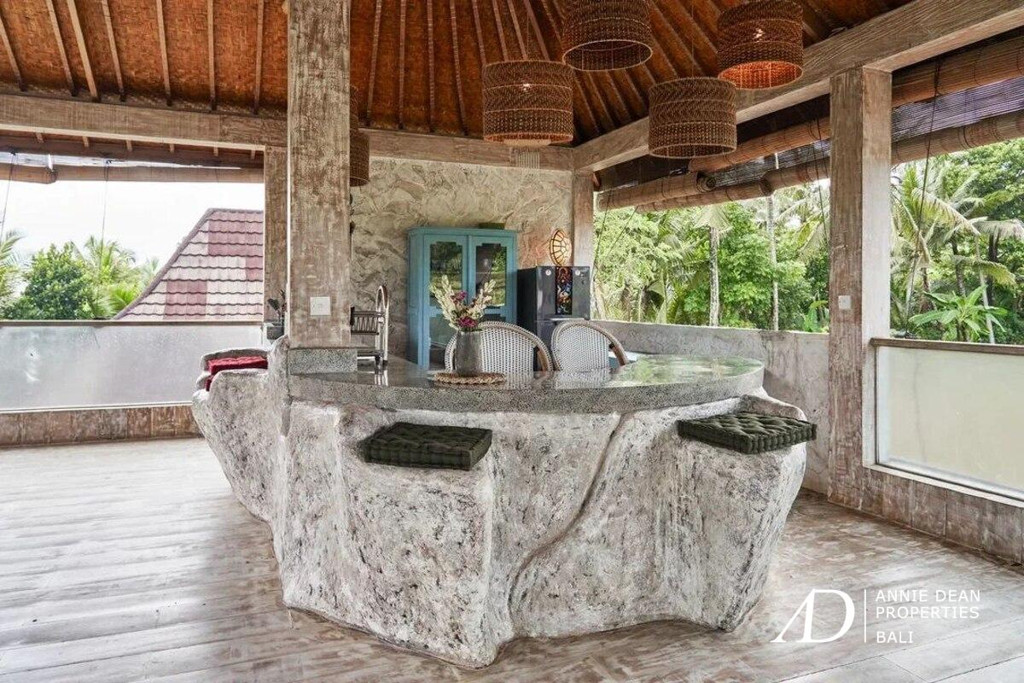 LEASEHOLD | OPEN-LIVING VILLA WITH PANORAMIC VIEWS NEAR UBUD