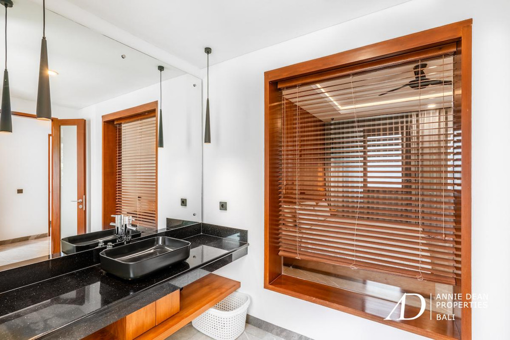 FREEHOLD 5-BEDROOM NEW VILLA NEAR ECHO BEACH BEACH CANGGU