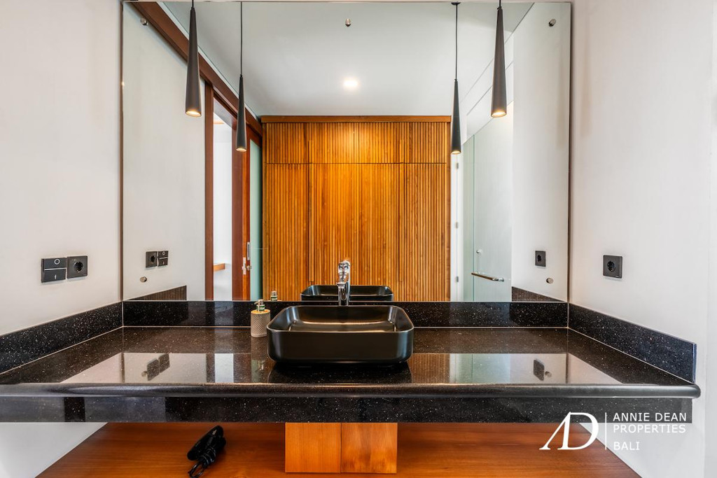 FREEHOLD 5-BEDROOM NEW VILLA NEAR ECHO BEACH BEACH CANGGU