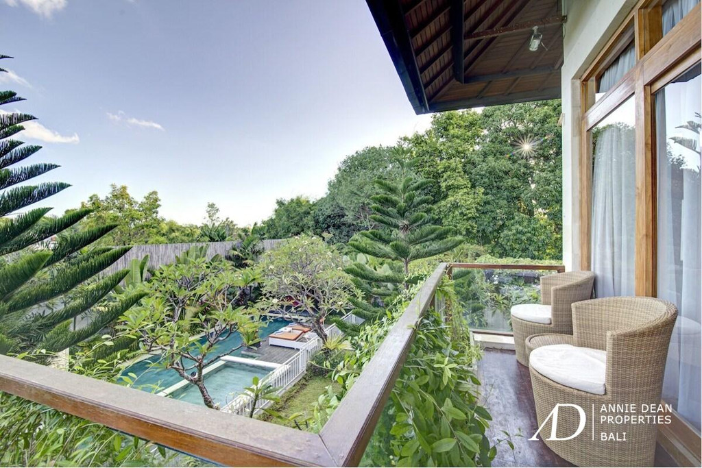 A FREEHOLD LUXURY TROPICAL-STYLE VILLA IN KEROBOKAN NEAR SEMINYAK