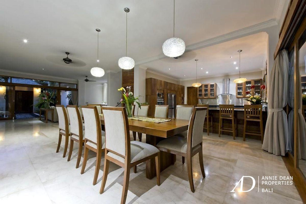 A FREEHOLD LUXURY TROPICAL-STYLE VILLA IN KEROBOKAN NEAR SEMINYAK