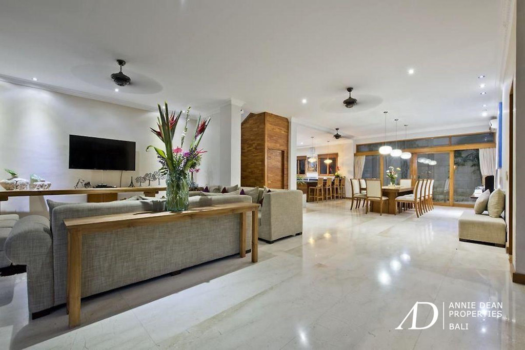 A FREEHOLD LUXURY TROPICAL-STYLE VILLA IN KEROBOKAN NEAR SEMINYAK