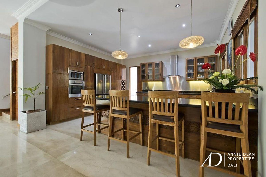 A FREEHOLD LUXURY TROPICAL-STYLE VILLA IN KEROBOKAN NEAR SEMINYAK