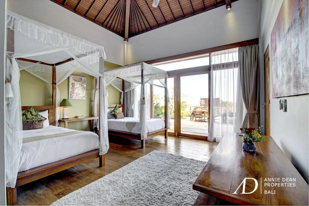 A FREEHOLD LUXURY TROPICAL-STYLE VILLA IN KEROBOKAN NEAR SEMINYAK