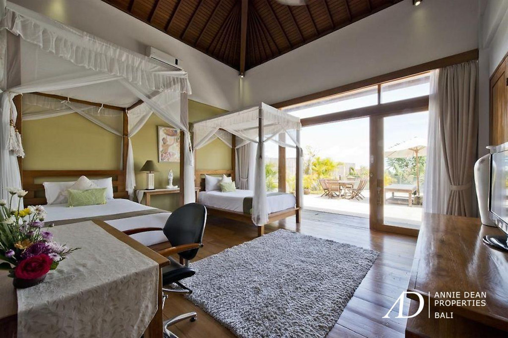 A FREEHOLD LUXURY TROPICAL-STYLE VILLA IN KEROBOKAN NEAR SEMINYAK