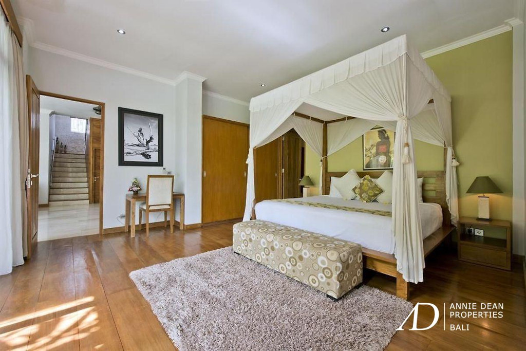 A FREEHOLD LUXURY TROPICAL-STYLE VILLA IN KEROBOKAN NEAR SEMINYAK