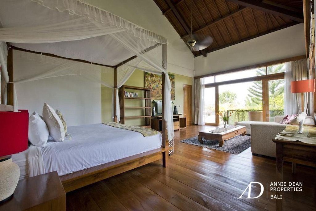 A FREEHOLD LUXURY TROPICAL-STYLE VILLA IN KEROBOKAN NEAR SEMINYAK