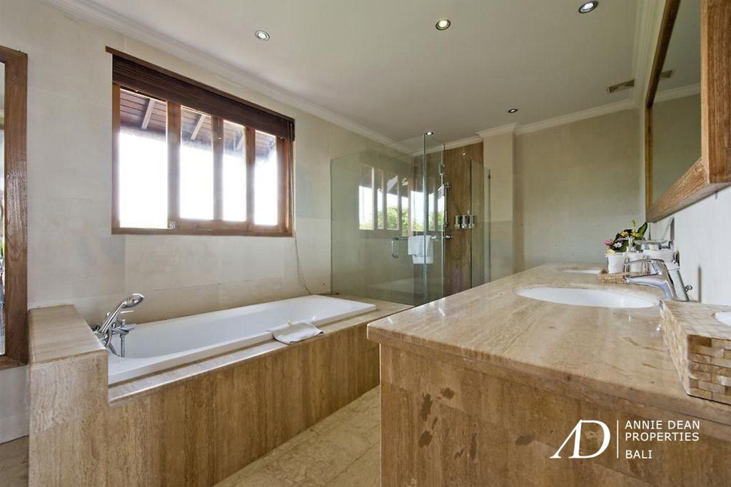 A FREEHOLD LUXURY TROPICAL-STYLE VILLA IN KEROBOKAN NEAR SEMINYAK