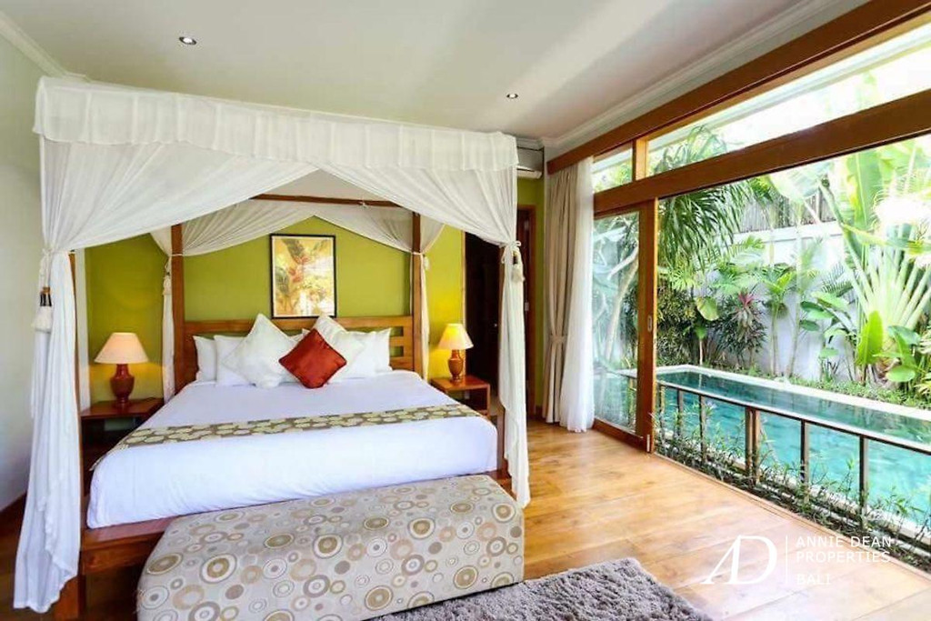 A FREEHOLD LUXURY TROPICAL-STYLE VILLA IN KEROBOKAN NEAR SEMINYAK