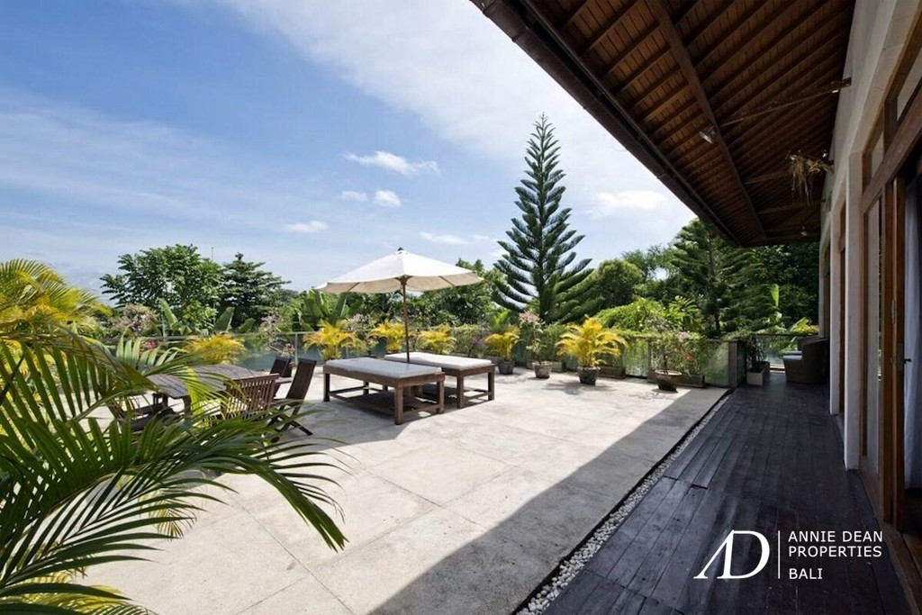 A FREEHOLD LUXURY TROPICAL-STYLE VILLA IN KEROBOKAN NEAR SEMINYAK